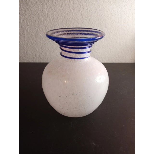 1980s Blown Spatter Bud Vase With Spiral Cobalt Blue Rigaree For Sale In Dallas - Image 6 of 9