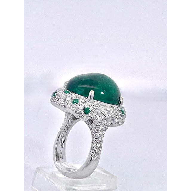 Green 21.10 Carats Emerald Cabochon Ring 18k, Size 7 For Sale - Image 8 of 12