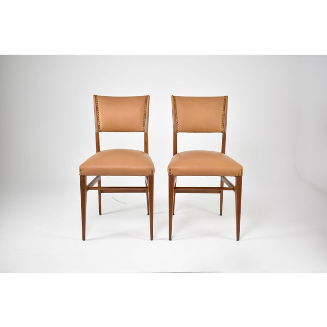 Mid-Century Modern Pair of Walnut and Leather Side Chairs by Gio Ponti, Italy, 1950s For Sale - Image 3 of 11