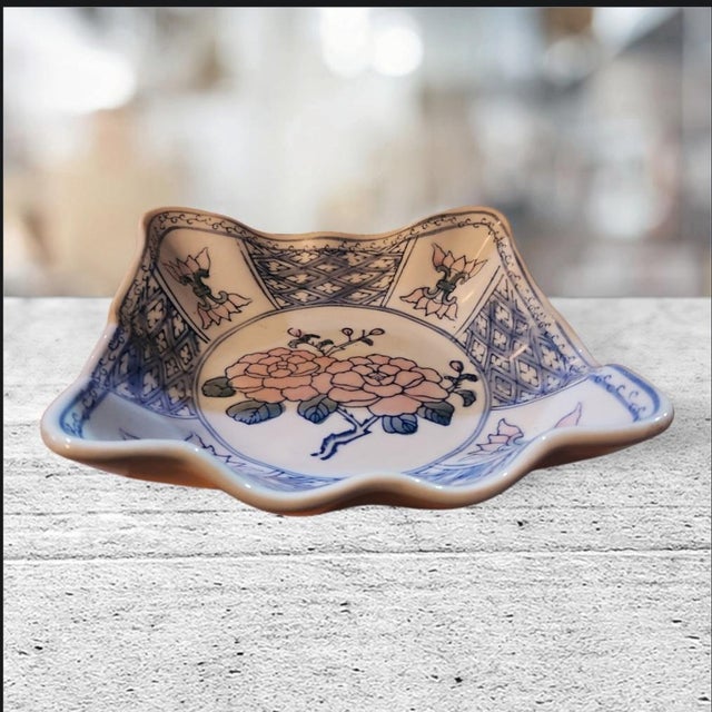 1970s Late 20th Century Chinoiserie Blue & White Square Scalloped Trinket Dish For Sale - Image 5 of 8
