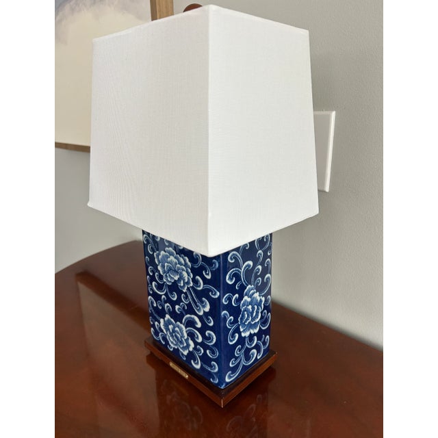 2020s Ralph Lauren Blue & White Chinoiserie Porcelain Table Lamps, Pair – Peony Motif, Wood Bases & Classic Designer Elegance For Sale - Image 5 of 13