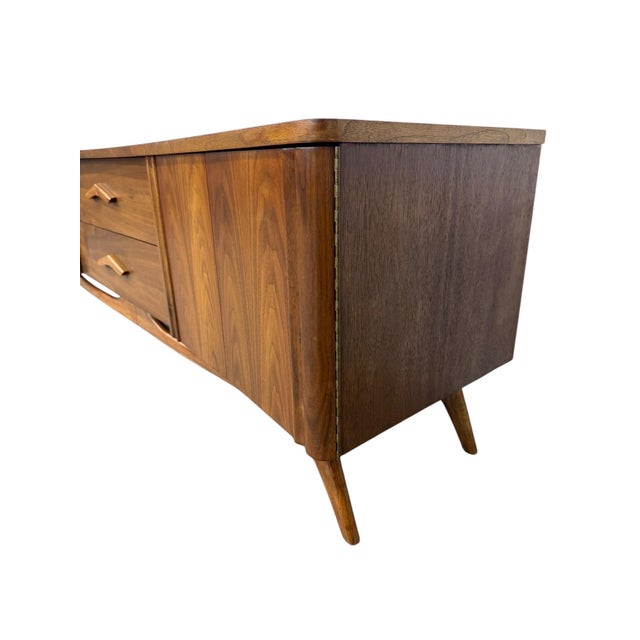 1960s Mid-Century Modern Young Manufacturing Walnut Sideboard For Sale - Image 5 of 11