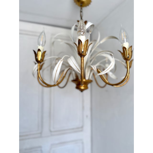 Italian Masca White Tole and Gilt Metal 8-Light Chandelier, 1970s For Sale - Image 10 of 18