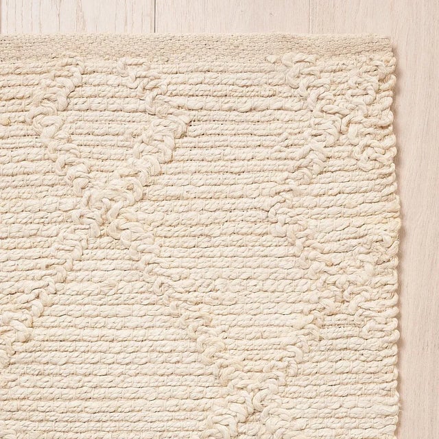 A substantial flatweave made of 100% jute, Branson offers a textural lattice design with fabulous tonal variations....