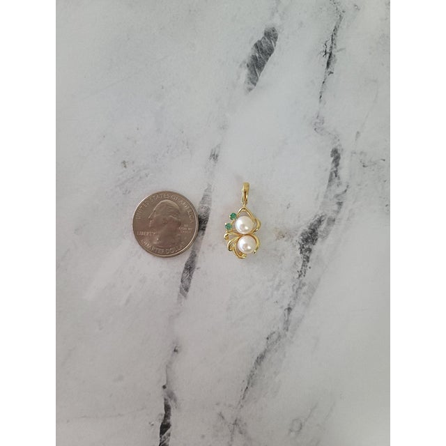 Contemporary Freshwater Pearl with Emerald Accent Necklace 16" For Sale - Image 3 of 4