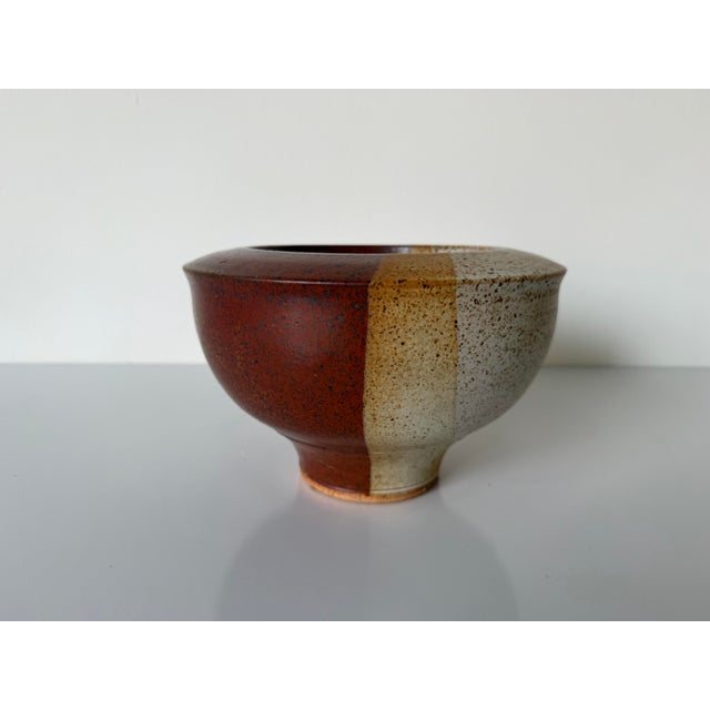 An impressive studio pottery pedestal bowl by American ceramic artist Ted Randall (1914–1985), known for his association...