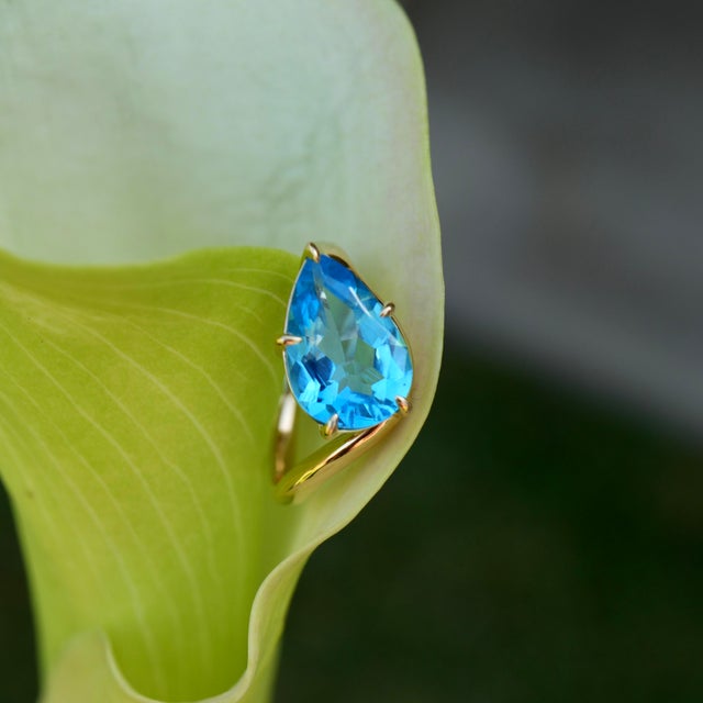 Contemporary Kai Ocean Wave Swiss Blue Topaz East-West Ring in 14k Yellow Gold, Size 6 For Sale - Image 3 of 6