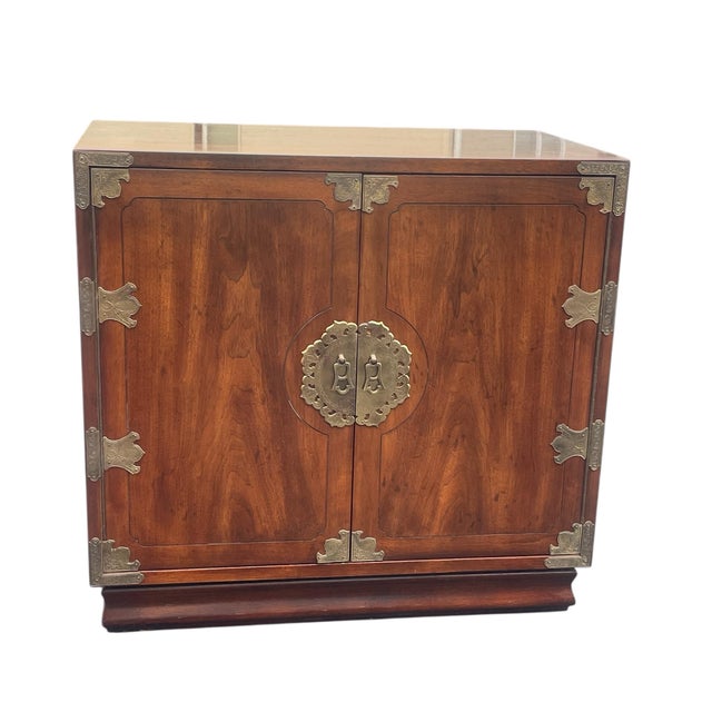 1970s Pair of Vintage Henredon Pan Asian Campaign Chinoiserie Commode Cabinets, Attributed For Sale - Image 9 of 12