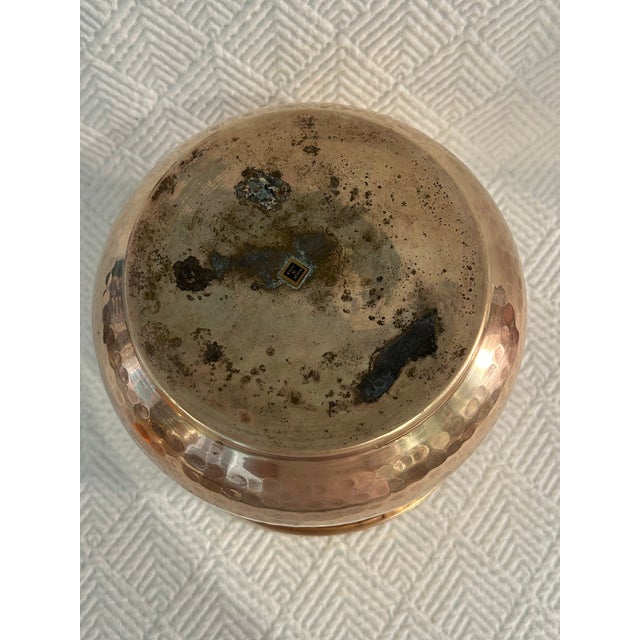 Vintage Hammered Brass Pot Bellied Cache Pot or Planter For Sale In New Orleans - Image 6 of 8