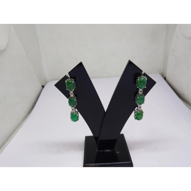 Emerald Natural 7.65cts Emerald & 0.10cts Diamond Earring in 18k Gold For Sale - Image 8 of 8
