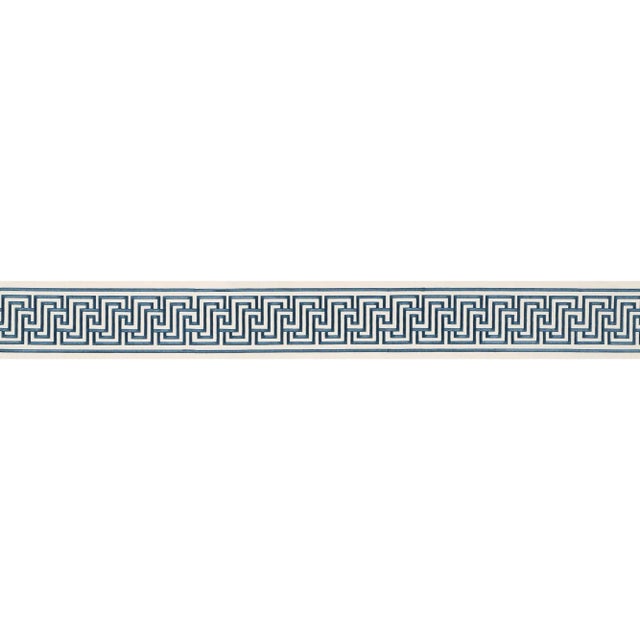 These gutsy trims are perfect for the leading edge of curtains or anywhere you want to add instant glamour. Sold as a...