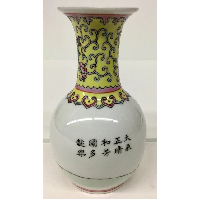 In perfect condition this little vase can be used in every room. Don't want to put flowers in it? Use it on your makeup...