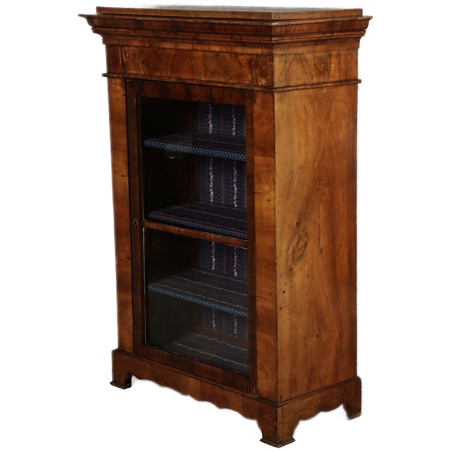 Small High Biedermeier Showcase in Walnut, 1840s For Sale - Image 3 of 18
