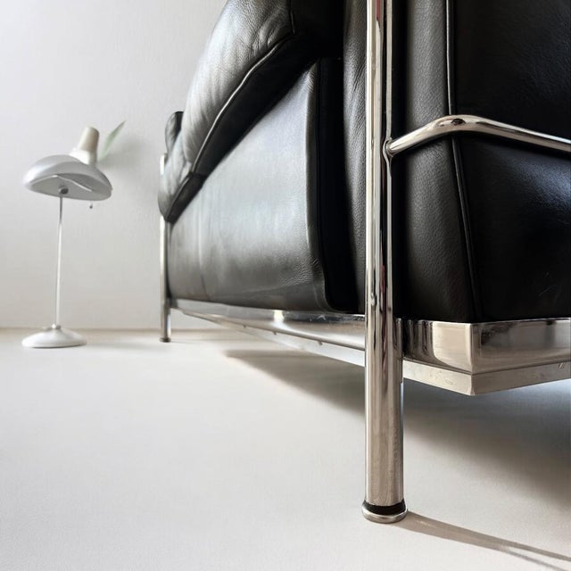 Black LC2 Two-Seater Sofas by Le Corbusier, Charlotte Perriand & Pierre Jeanneret for Cassina, Set of 2 For Sale - Image 8 of 13