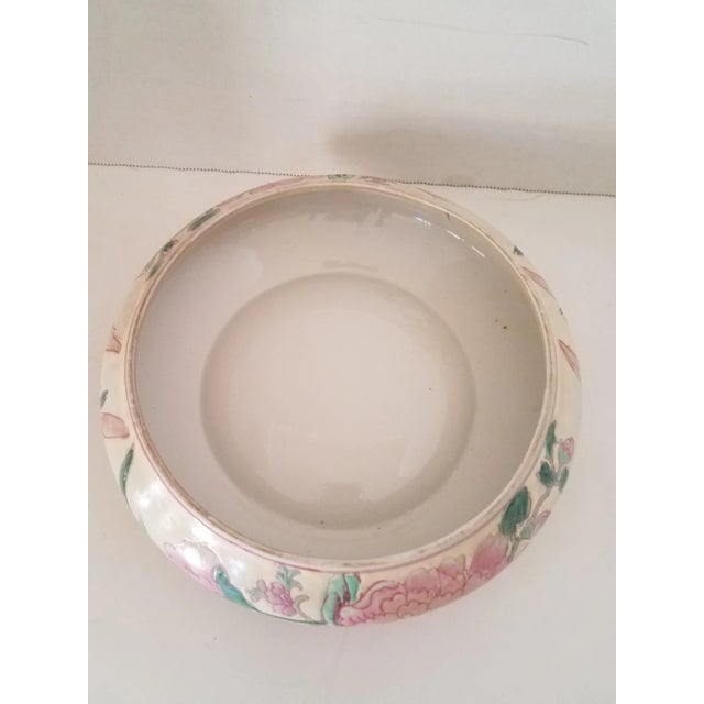 Vintage 1960s Blank Macau Empire Collection Hand Painted Porcelain Chinese Export Covered Decorative Bowl For Sale - Image 4 of 9