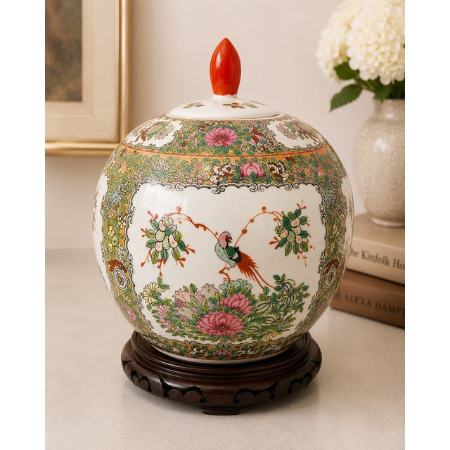 1980s Large Chinese Famille Rose Porcelain Ginger Jar With Lid & Carved Hardwood Stand – Court Scene & Phoenix Motif For Sale - Image 5 of 6
