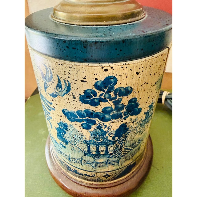 Blue 1980s Wildwood Tin Blue Willow Table Lamp For Sale - Image 8 of 12