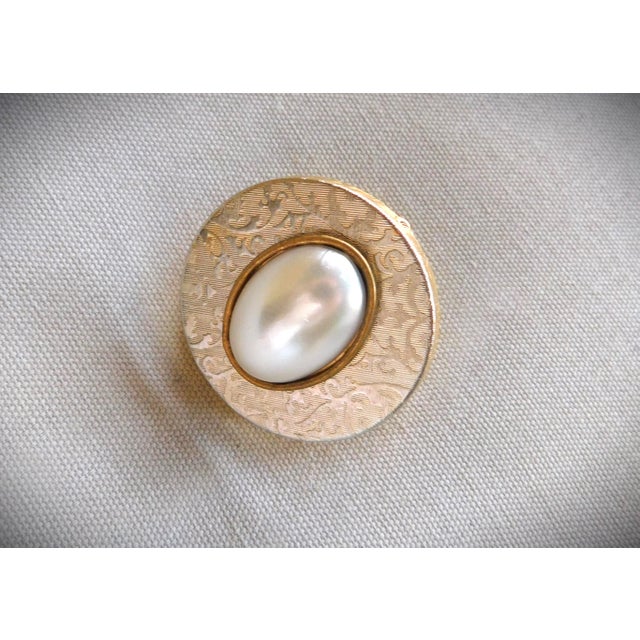 Vintage Round Paisley Etched Ring Box With an Oval Pearl For Sale In New York - Image 6 of 9