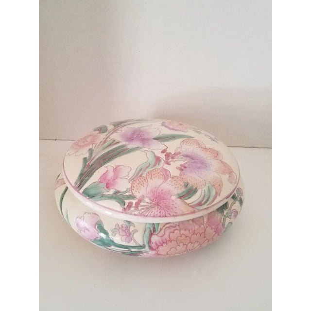 Vintage 1960s Blank Macau Empire Collection Hand Painted Porcelain Chinese Export Covered Decorative Bowl For Sale - Image 9 of 9