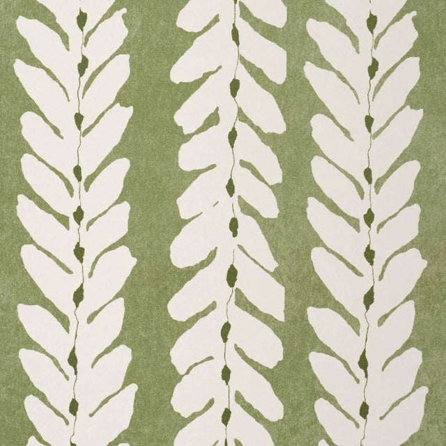 Contemporary Schumacher x Veere Greeney Woodperry Wallpaper In Moss For Sale - Image 3 of 4