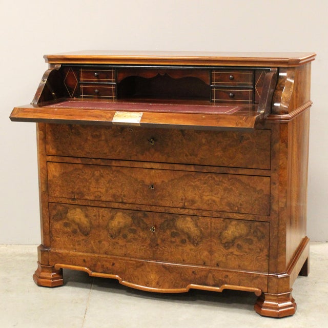 Louis Philippe chest of drawers Solid walnut and walnut veneer Mid-19th century - Louis Philippe period Dimensions: width...
