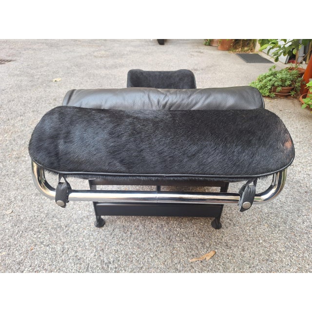 LC4 Chaise Lounge in Black Pony Skin by Le Corbusier for Cassina, 1970s For Sale - Image 6 of 12