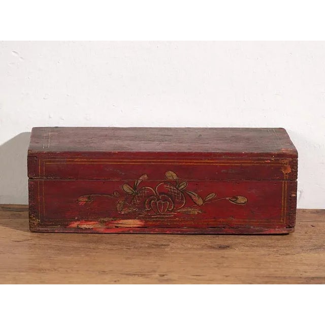 Antique rectangular box with floral motifs (c.1900) Dimensions: Length: 33 cm Depth: 18 cm Height: 11 cm Style: Qing...