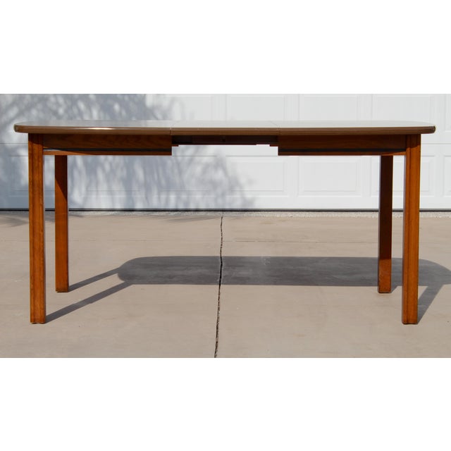 1960s Mid-Century Modern American Walnut Expandable Dining Table, C. 1960s–1970s For Sale - Image 5 of 17