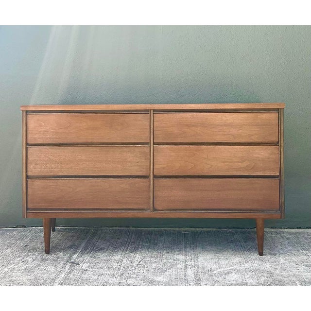 This quintessential Mid-Century Modern six-drawer dresser by the esteemed Bassett Furniture Industries is a masterclass in...