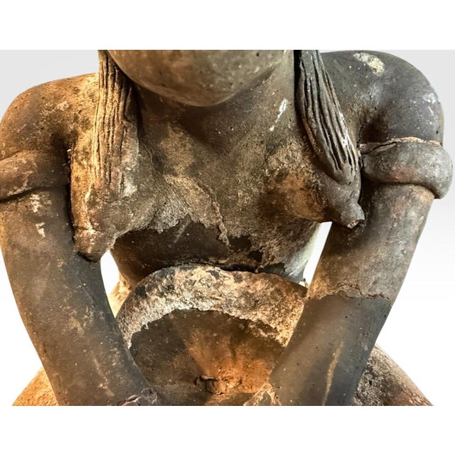 Mid 20th Century Pre-Columbian Style Nayarit Terracotta Kneeling Woman Grinding Metate Effigy Sculpture For Sale - Image 9 of 11