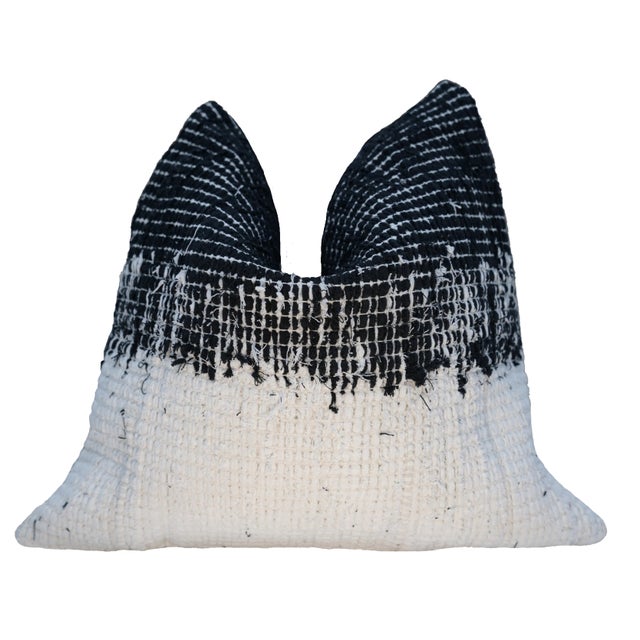 ● 100 % cotton ● PREMIUM DOWN FEATHER INSERT INCLUDED Expertly filled with 95% feather, 5% down, covered with a top-...