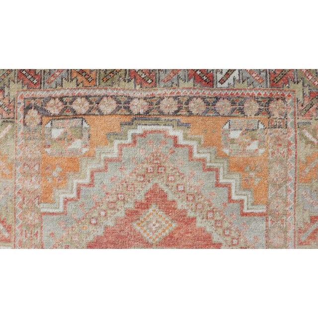 1940s Turkish Vintage Oushak Rug With Medallion Design With Interconnected Motifs Measures 3'7"x5'7" For Sale - Image 5 of 10