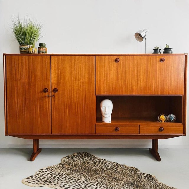 Spacious mid-century Topform Danish design vintage highboard/sideboard from the 1960s. This vintage sideboard/bar cabinet...