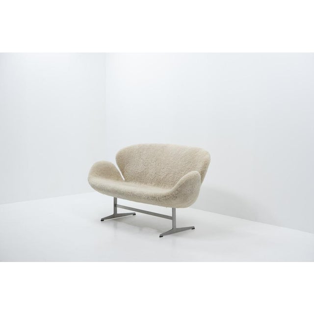 Fritz Hansen Swan Sofa in Sheepskin by Arne Jacobsen for Fritz Hansen, 2000s For Sale - Image 4 of 16