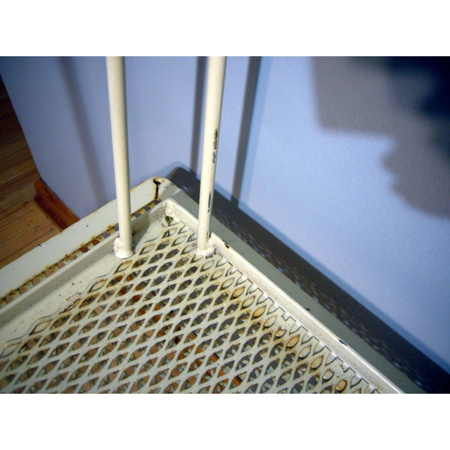 White 1950s Salterini Hairpin Nesting Patio Side Tables in Wrought Iron, Attributed - Set of 2 For Sale - Image 8 of 8