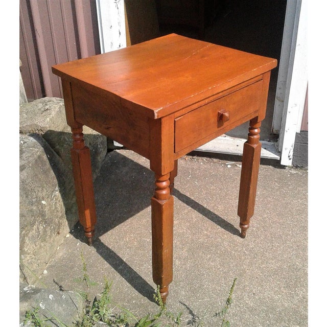 American Antique 1860s American Cherry Wood One Drawer Stand Nightstand Side Table For Sale - Image 3 of 12