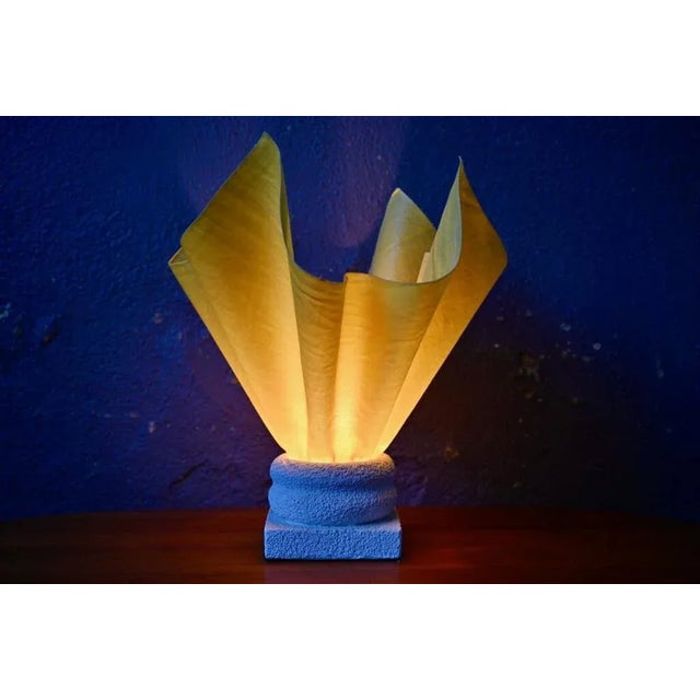 Inspired by the sculptural shape of a cluster, this exuberant lighting of the 80s offers a fireworks of shape and light....