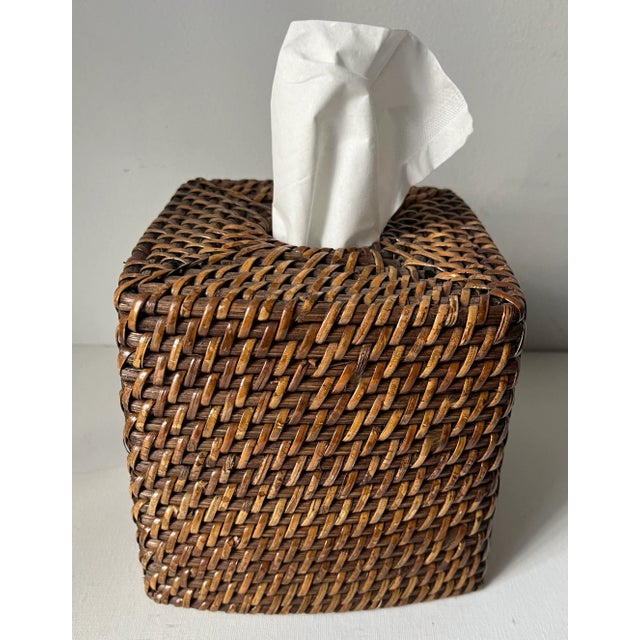 This classic Brown woven rattan tissue box cover works with any style decor. 6" x 6" x 6" .(PLEASE NOTE; Chairish delivery...