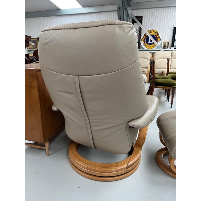 2000 - 2009 Set of Beige Leather Swivel Recliner Chair and Ottoman from Stressless, 2000s For Sale - Image 5 of 10