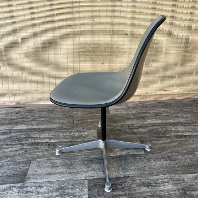 Mid Century Modern Swiveling Molded Chair by Eames for Herman Miller. Circa 1960s For Sale - Image 10 of 18