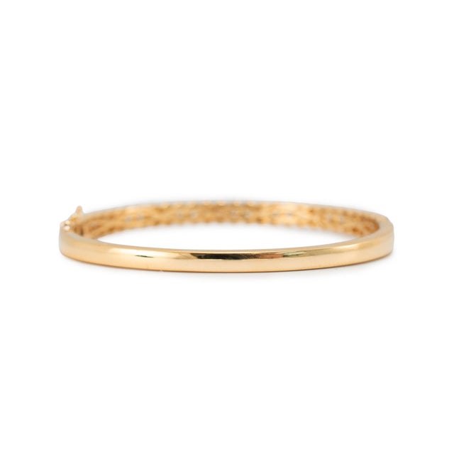 Early 21st Century 18k Yellow Gold 2.95ct Scalloped Edge Pave Set Three Row Diamond Bangle Bracelet For Sale - Image 5 of 8