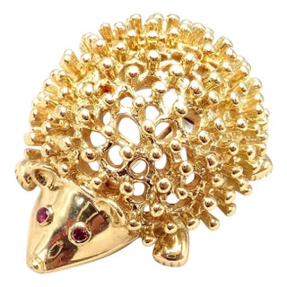 Late 20th Century Vintage Tiffany & Co. Schlumberger Yellow Gold Hedgehog Ruby Brooch Pin For Sale