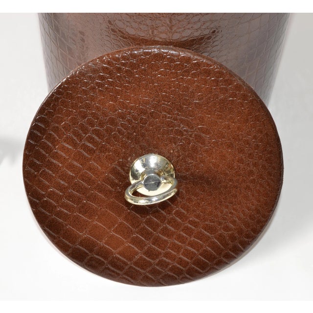 1960s Brown Faux Alligator Texture Leather Insulated Ice Bucket Steel Tongs For Sale In Miami - Image 6 of 13