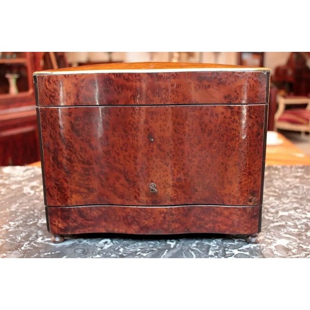 Liqueur cellar in cedar burl with rosewood interior, without glassware. Pattern and brass molding on the lid. The carafe...