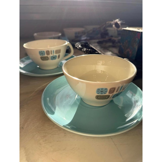 Vintage Mid-Century Modern Teacups and Saucers – “Temporama” Pattern (Unmarked) – Blue & Brown Atomic Design - 26pcs For Sale - Image 12 of 12