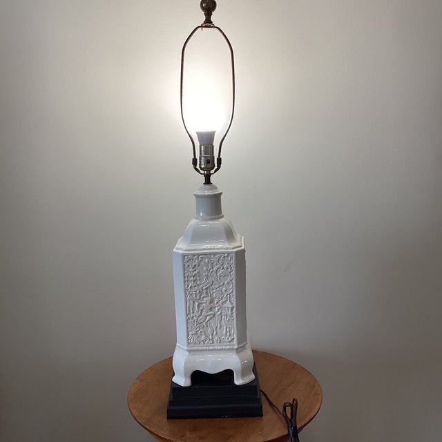 Vintage Chinoiserie Pagoda Style Table Lamp With White Textured Porcelain Body Mounted on Dark Wood Base For Sale - Image 12 of 12