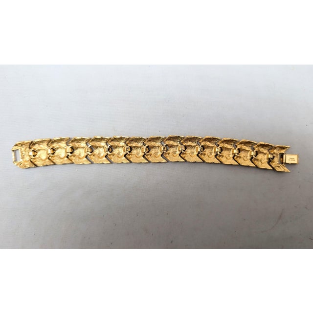 Vintage 1990s Signed Napier Goldtone Articuled "Woven" Bracelet For Sale In Philadelphia - Image 6 of 6
