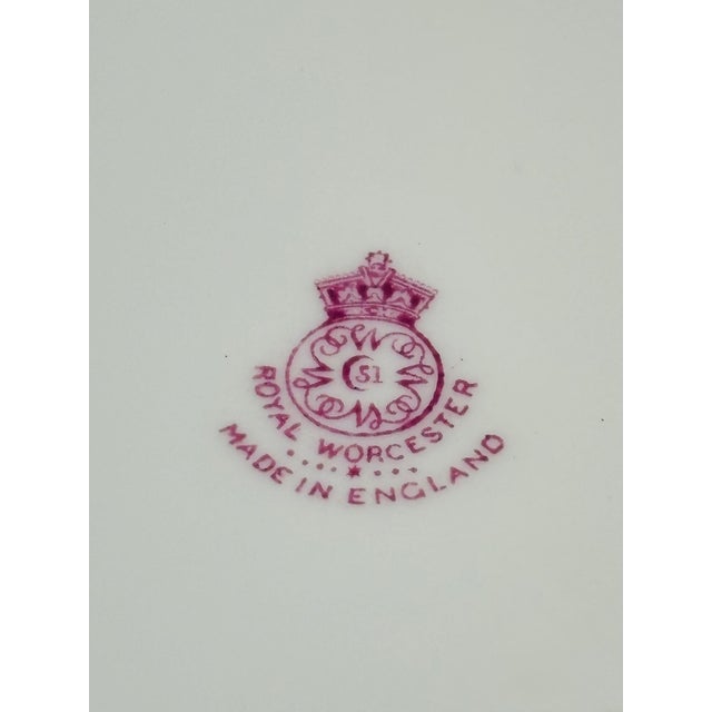 White Antique English Green & Embossed Gilt Dinner Plates, Neo Classical Motif - Set of 12 For Sale - Image 8 of 9