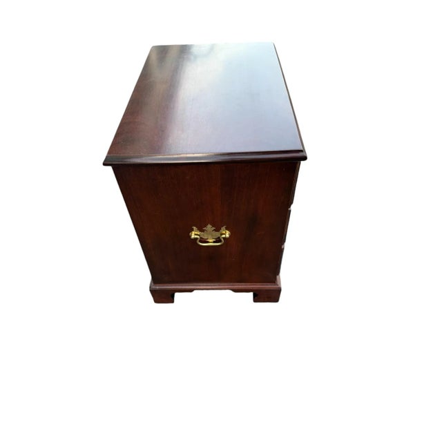 Quick Hits: - Late 20th century Queen Anne three-drawer chest - Rich mahogany finish with classic Queen Anne styling -...