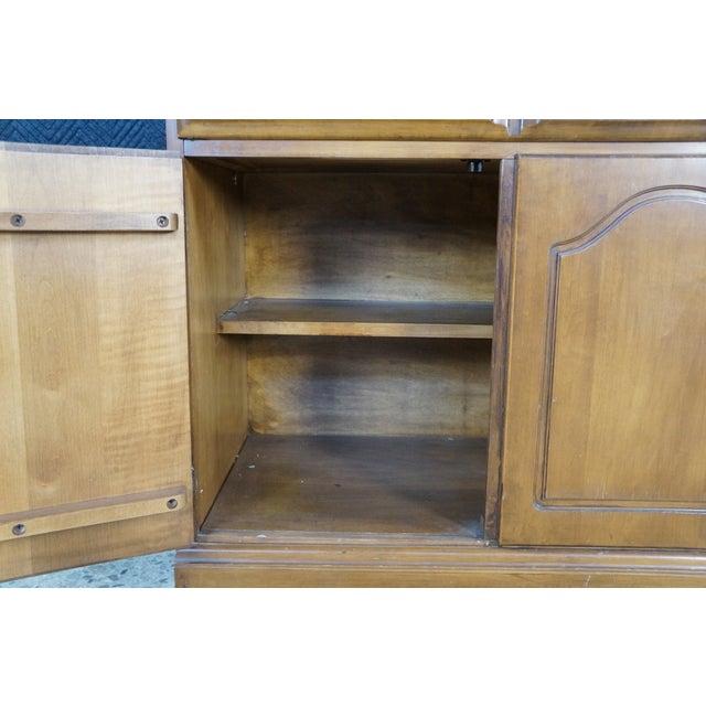 1990s Nathan Hale Maple Early American Colonial Revival China Cabinet Hutch 67" For Sale - Image 10 of 18